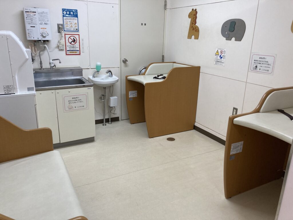 授乳室にはオムツ替え台２台と調乳用の給湯器、手洗い場があります。