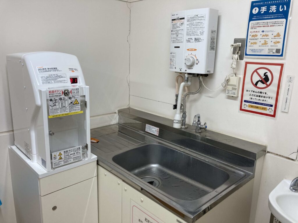 調乳用の給湯器と手洗い場の写真です。